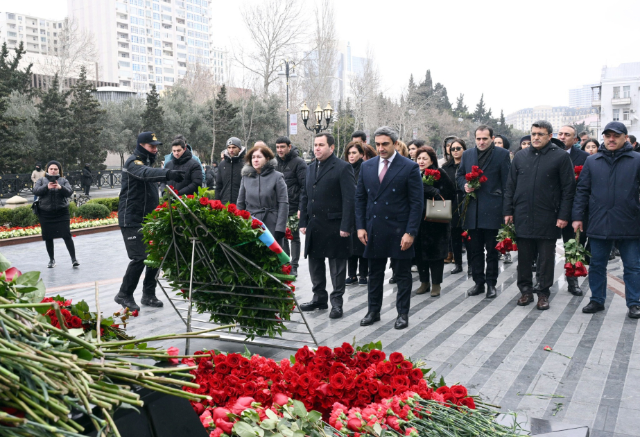 Gənclər və İdman Nazirliyinin kollektivi Xocalı soyqırımı abidəsini ziyarət edib