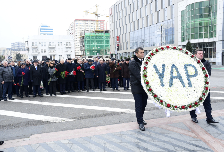 Yeni Azərbaycan Partiyasının nümayəndələri Xocalı soyqırımı abidəsini ziyarət ediblər