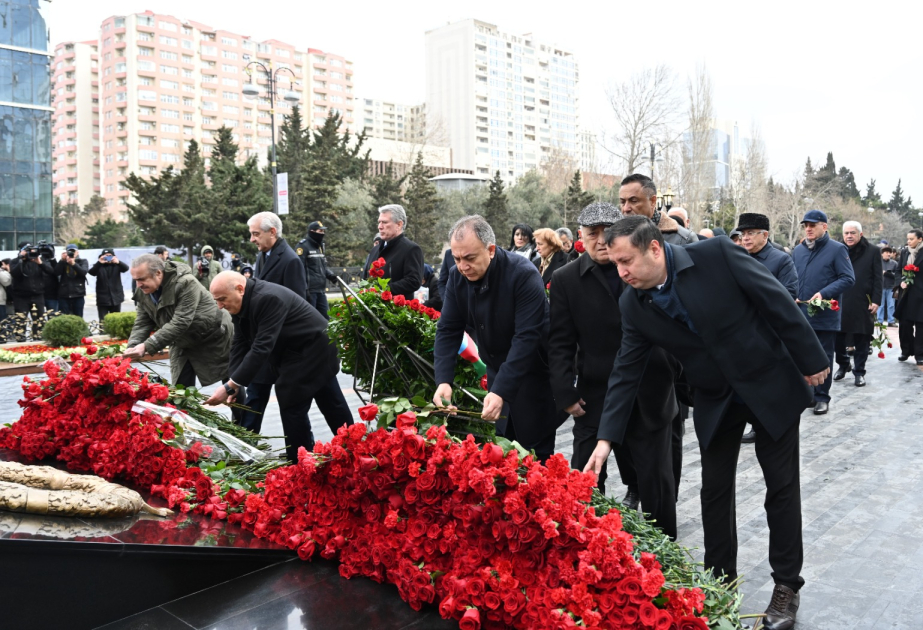 Milli Məclisin kollektivi Xocalı soyqırımı abidəsini ziyarət edib