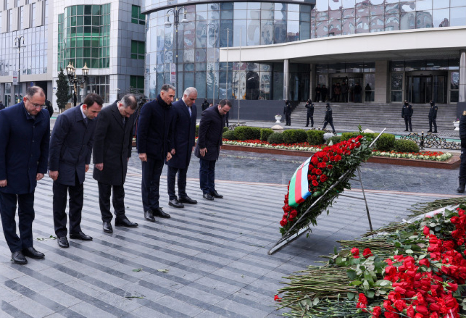 Rəqəmsal İnkişaf və Nəqliyyat Nazirliyinin kollektivi Xocalı soyqırımı abidəsini ziyarət edib