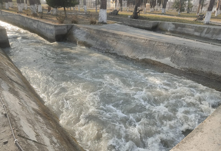 Ağdaşda suvarma kanalları lildən təmizlənir, beton üzlüyə alınır, qurğular təmir olunur