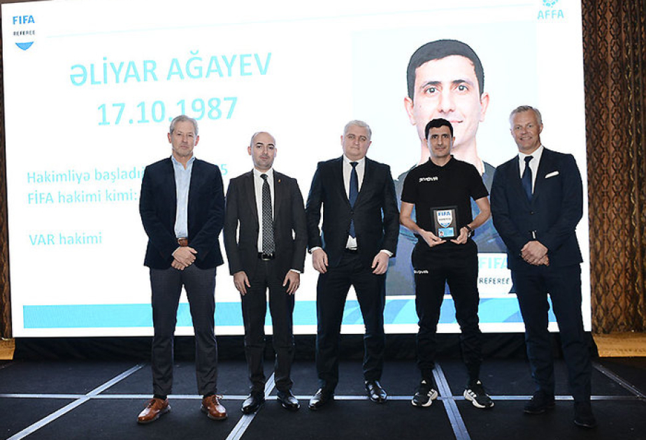 Azərbaycanın FIFA dərəcəli hakimlərinə emblem təqdim olunub