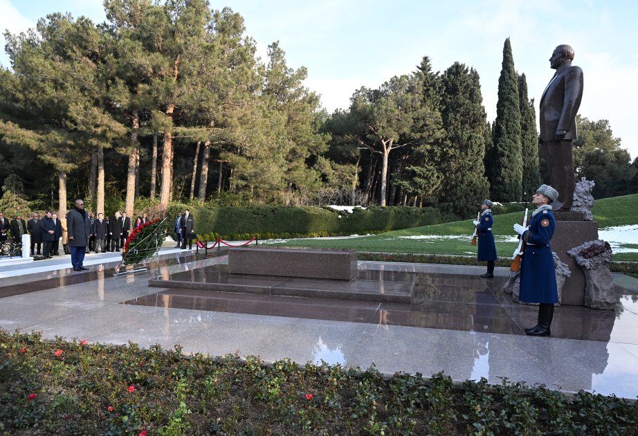 El Presidente de Guinea-Bisáu honra la memoria del gran líder Heydar Aliyev en el Callejón de Honor