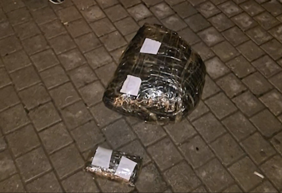 Polis Səbail rayonunda saxladığı narkokuryerlərdən 3 kiloqramdan çox narkotik vasitə götürüb VİDEO