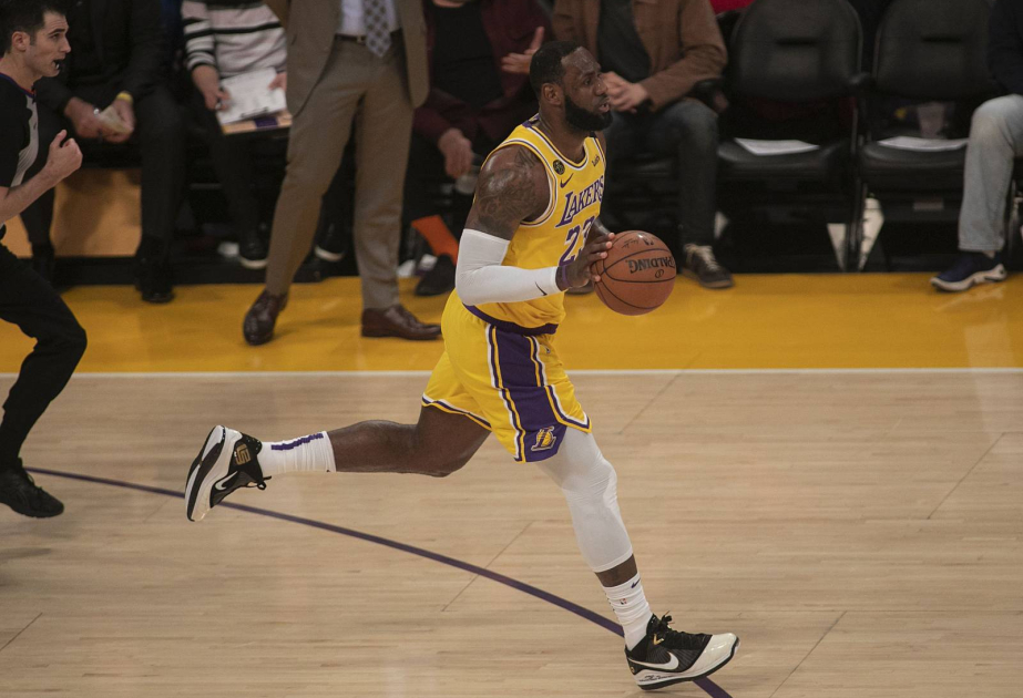 Stephen Curry scores 56 points and makes 12 3-pointers in Warriors’ 121-115 win over Magic