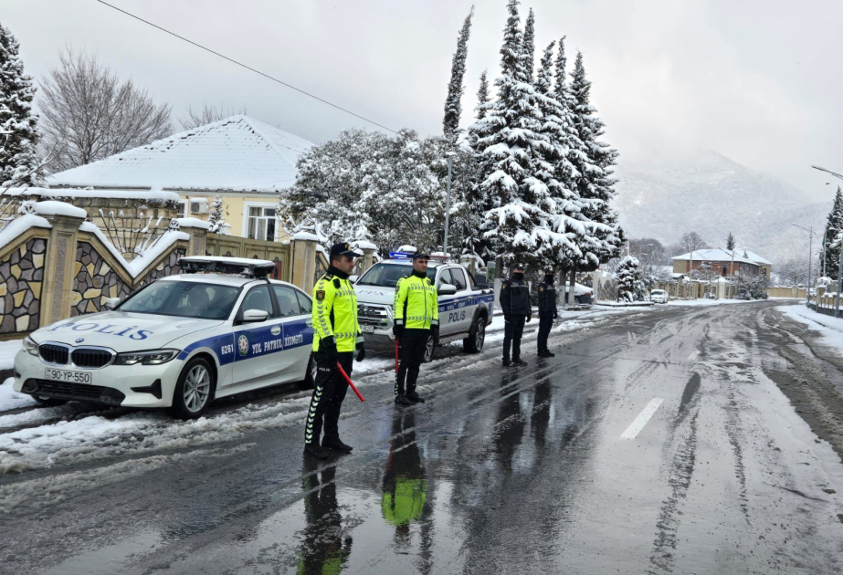 Hava şəraiti ilə əlaqədar polis əməkdaşları tərəfindən zəruri təhlükəsizlik tədbirləri görülür
