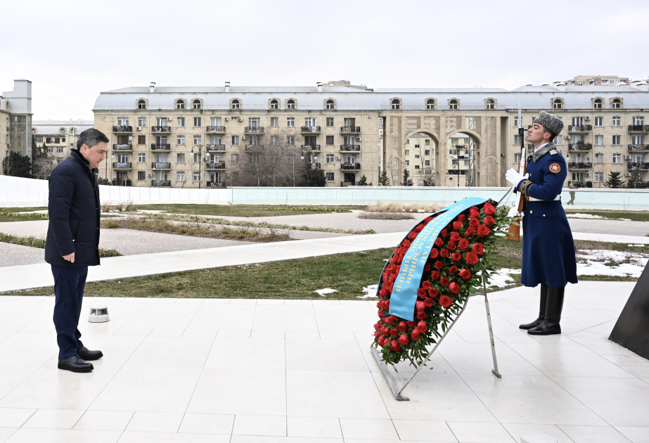 Le Premier ministre kazakh Oljas Bektenov visite le Parc de la Victoire