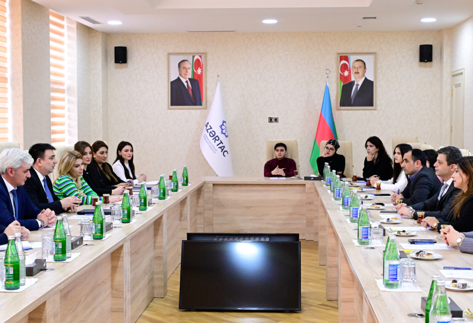 Delegation der Staatlichen Universität Baku besucht die AZERTAC