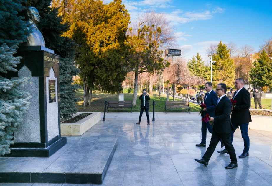 Azerbaijani delegation visits monument to National Leader Heydar Aliyev in Bucharest