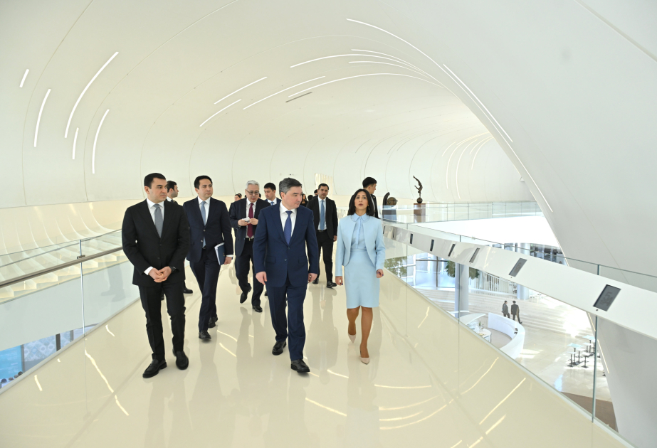 哈萨克斯坦总理参观盖达尔·阿利耶夫中心