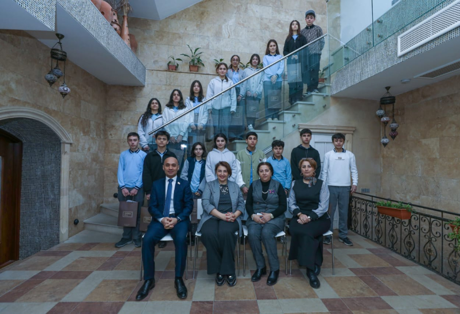 “Ədibin Evi”ndə məktəblilərlə “Azərbaycan dili dövlət dilidir” mövzusunda görüş keçirilib