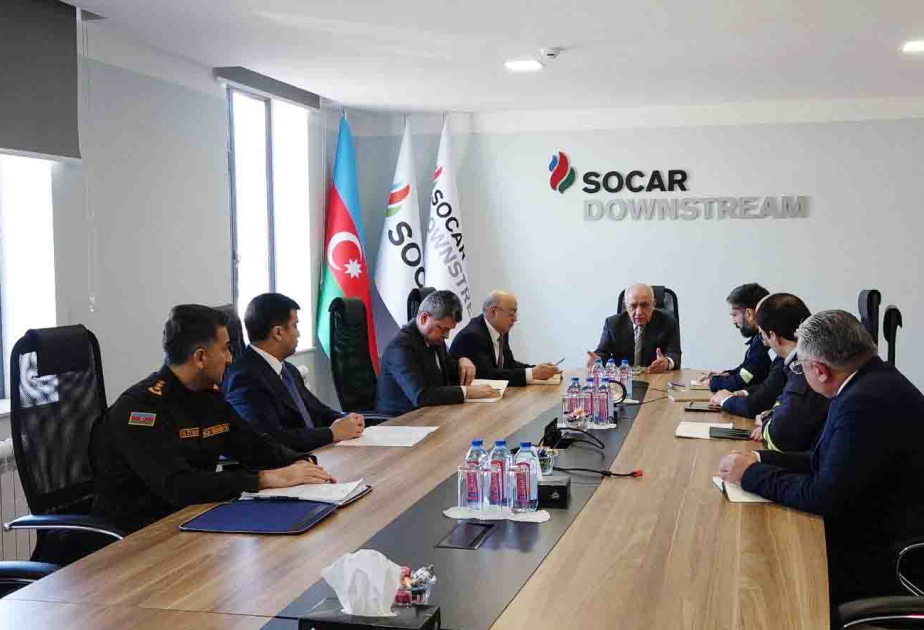 Premierminister Aserbaidschans hält operative Besprechung in einer von Feuer betroffenen Ölraffinerie in Baku