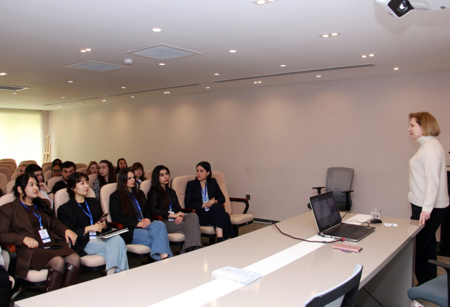 Los participantes de la Escuela Internacional de Multiculturalismo son informados sobre el factor del multiculturalismo en la formación de la sociedad azerbaiyana