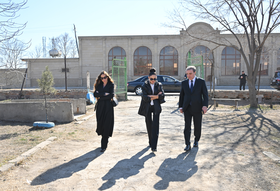 La Primera Vicepresidenta conoció las obras de reparación-restauración llevadas a cabo en la Escuela Secundaria Integral de la Ciudad de Ganja No.37