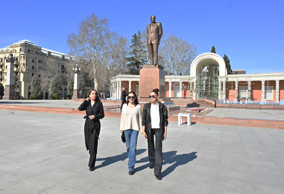 La vice-présidente de la République se déplace à Gandja Visite de la statue du Leader national Heydar Aliyev VIDEO