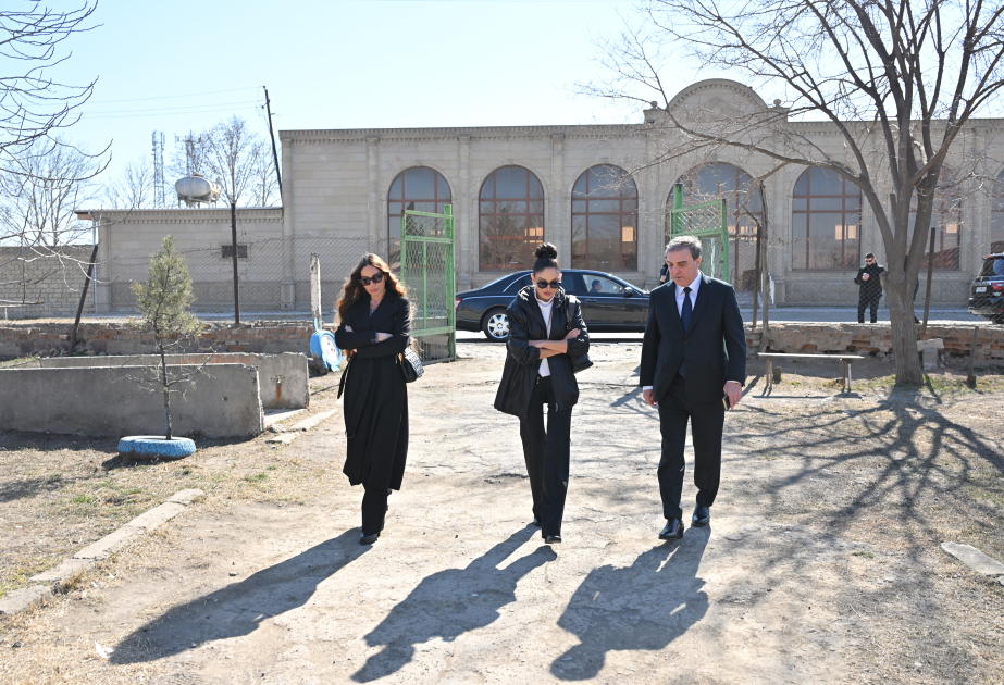 La première vice-présidente Mehriban Aliyeva visite l’école secondaire n°37 de la ville de Gandja VIDEO