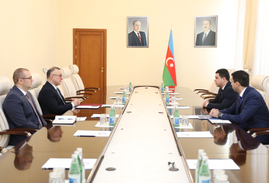 Səhiyyə naziri Mentorluq proqramı çərçivəsində keçirilən müsabiqənin qalibi ilə görüşüb