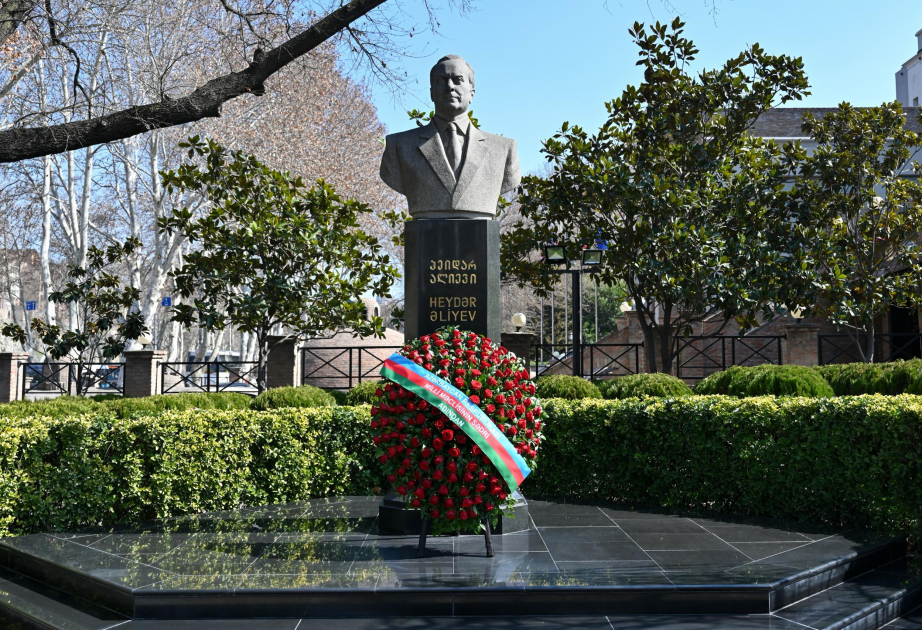 La Presidenta de Milli Majlis visita el monumento al Gran Líder Heydar Aliyev en Tiflis
