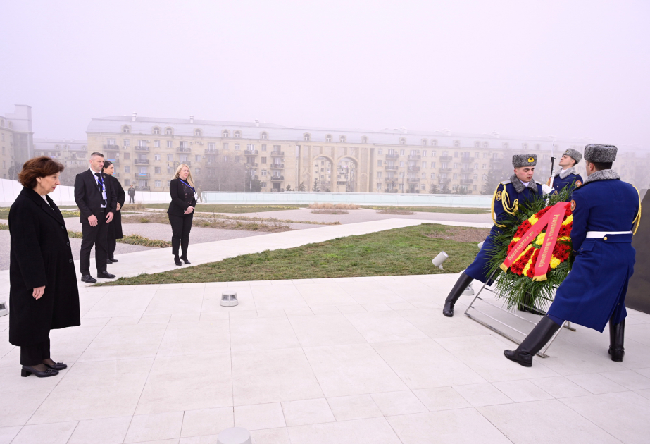 La Presidenta de Macedonia del Norte visita el Parque de la Victoria en Bakú