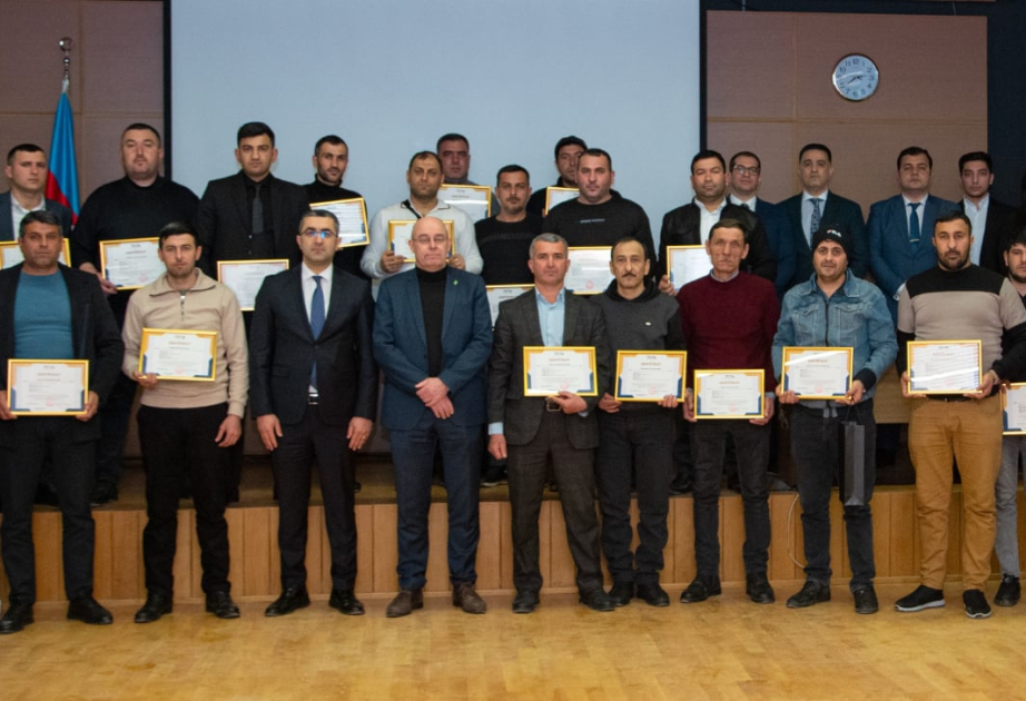 İnşaat ustalarına peşə ixtisasını təsdiqləyən sənədlər təqdim edilib
