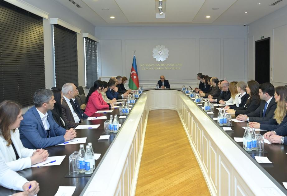 Elm və Təhsil Nazirliyində yüksək elmi nailiyyətləri olan alimlərlə görüş keçirilib