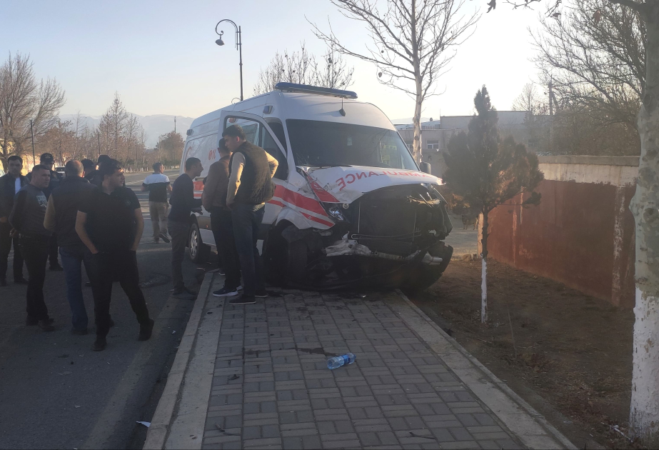Naxçıvanda təcili tibbi yardım avtomobili qəzaya düşüb