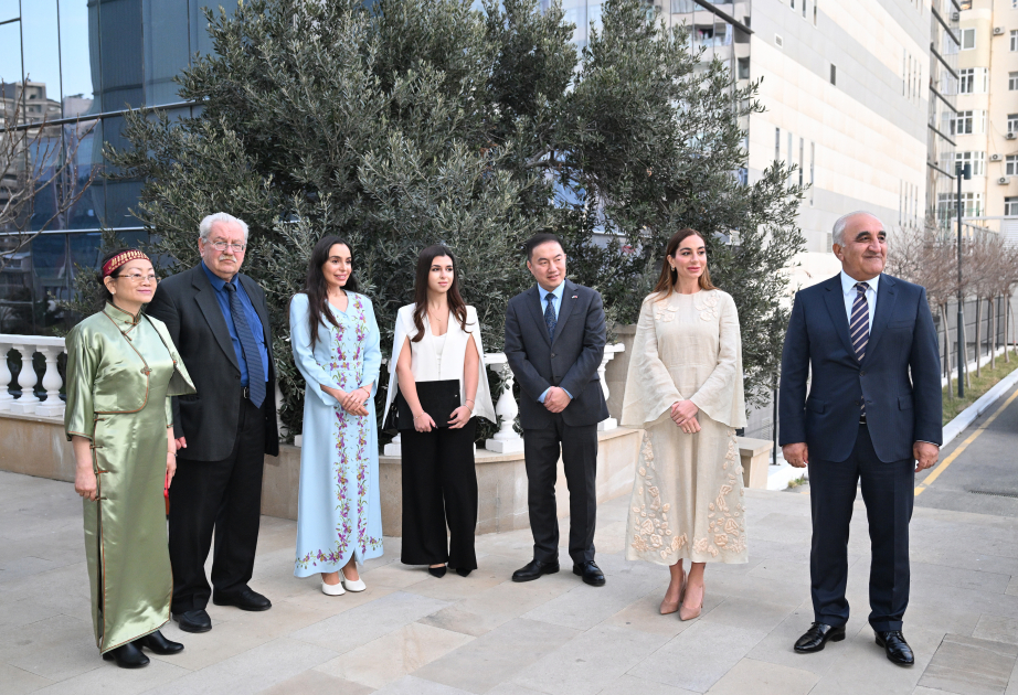 Leyla Aliyeva und Arzu Aliyeva treffen sich mit Studierenden, die im Fernunterricht Chinesisch an Universität für Wirtschaft lernen