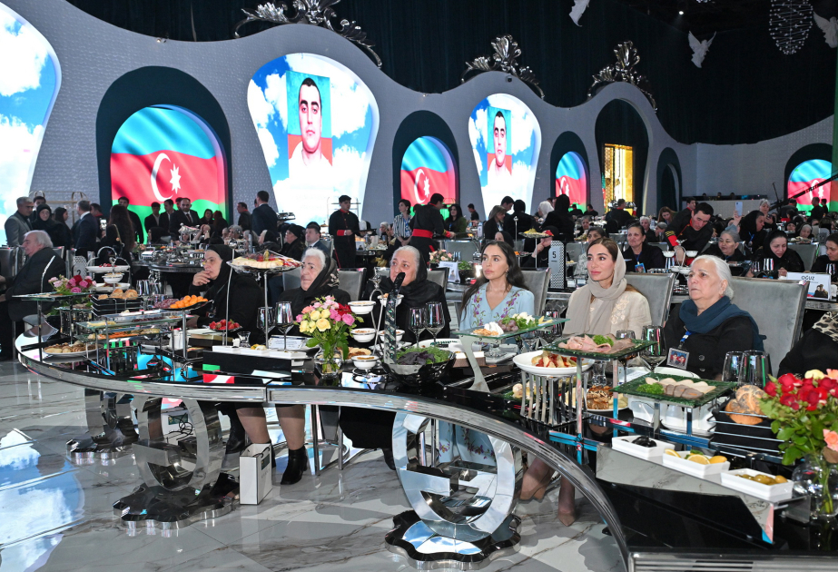 Leyla Aliyeva et Arzou Aliyeva assistent à un repas d’Iftar avec les mères des martyres