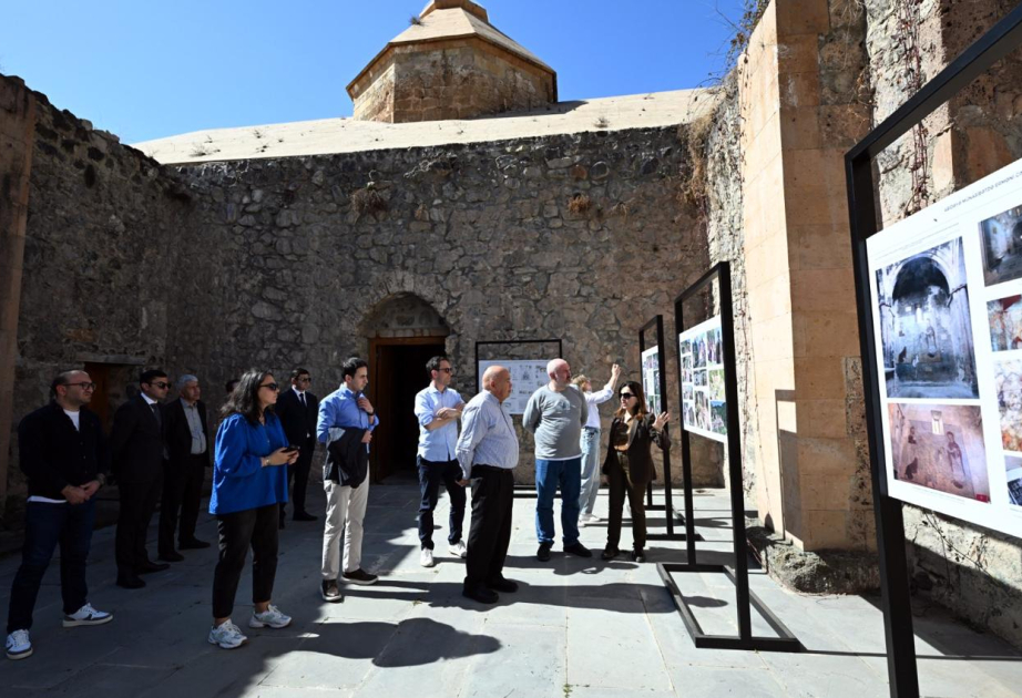 Los participantes extranjeros de la conferencia internacional se familiarizan con el Monasterio de Khudaveng