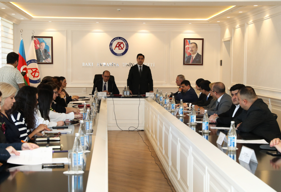 “Azərbaycan “Şərq-Qərb” və “Şimal-Cənub” kəsişmə nöqtəsində” mövzusunda dəyirmi masa keçirilib