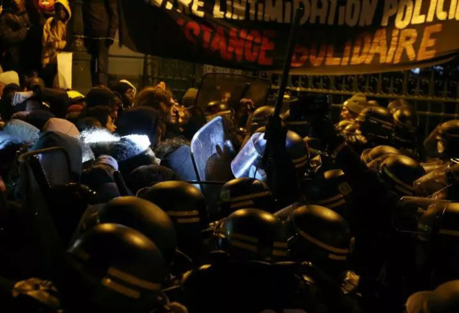 Fransa polisi yeniyetmə miqrantları zorakılıqla evakuasiya edib