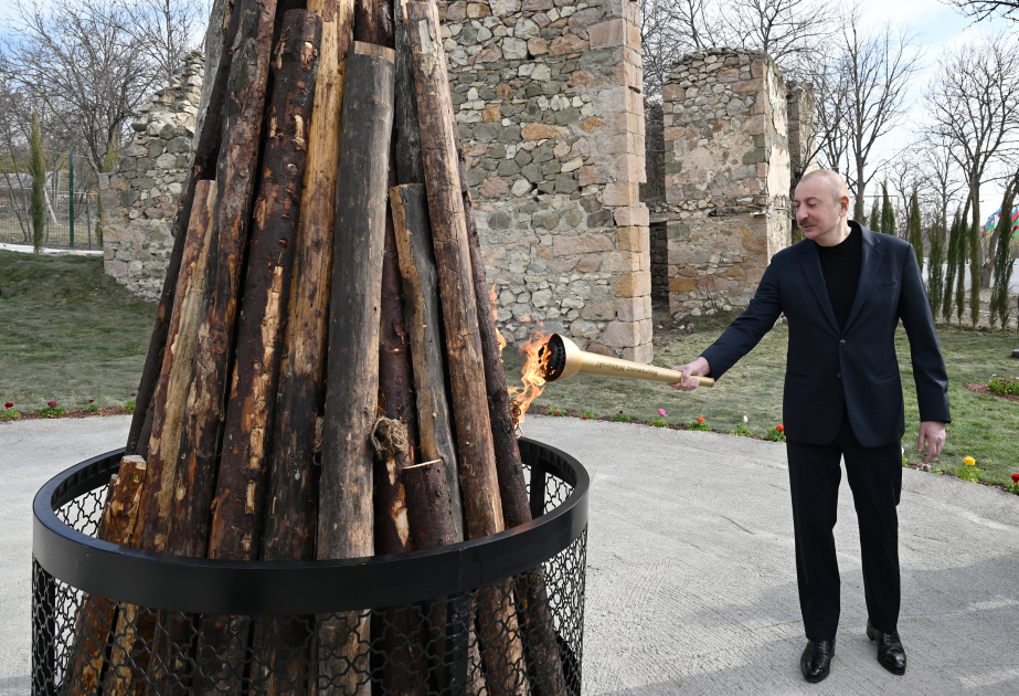Ilham Aliyev y Mehriban Aliyeva encendieron la hoguera de Novruz junto con los residentes de la aldea Hasanriz del distrito de Aghdere