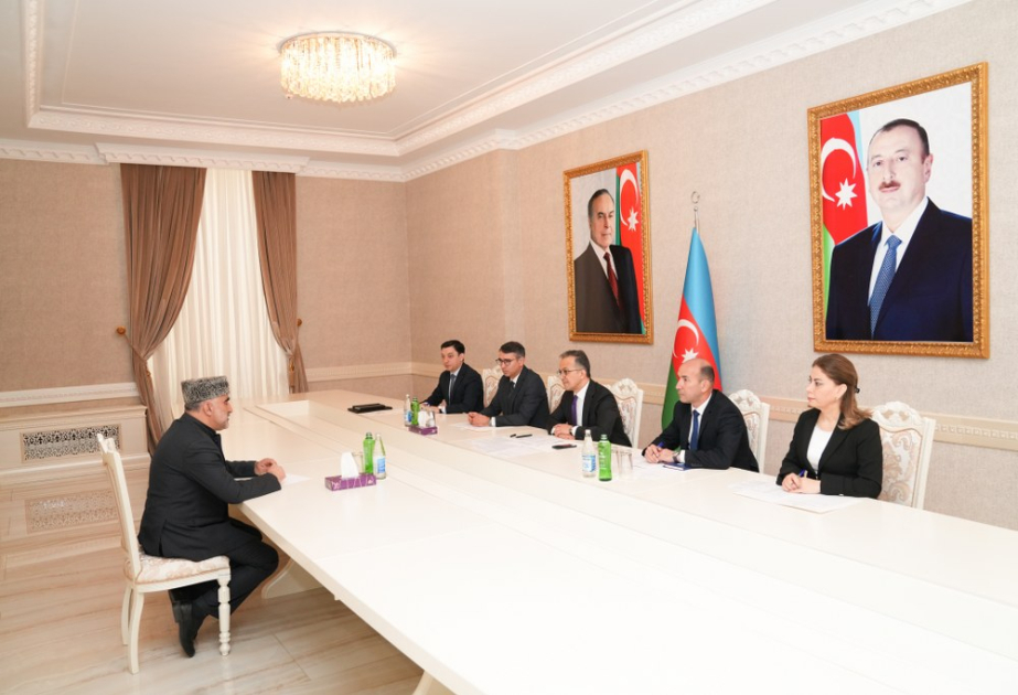 Dövlət Komitəsinin sədri Abşeronda vətəndaşların müraciətlərini dinləyib