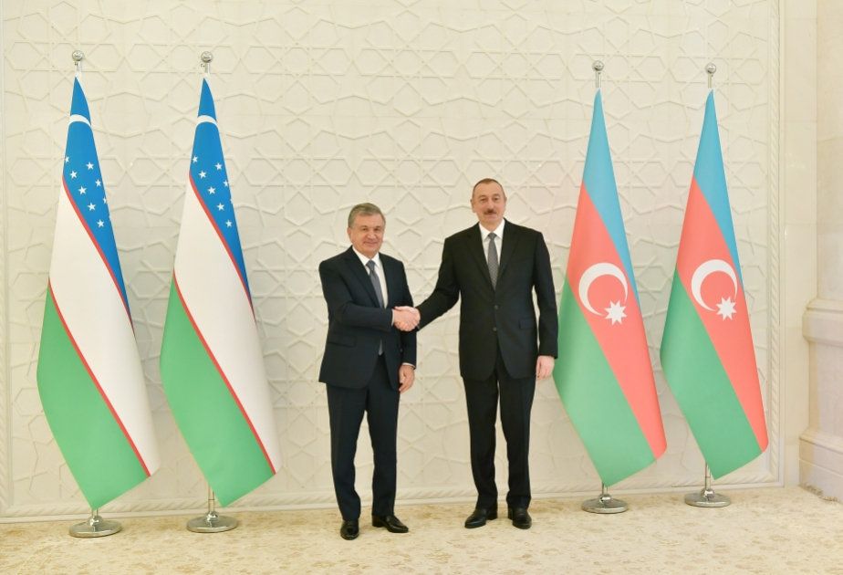 Los Jefes de Estado de Azerbaiyán y Uzbekistán mantienen una conversación telefónica