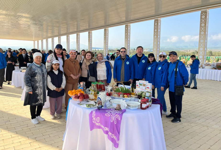 El Presidente de Turkmenistán se familiariza con el stand de Azerbaiyán
