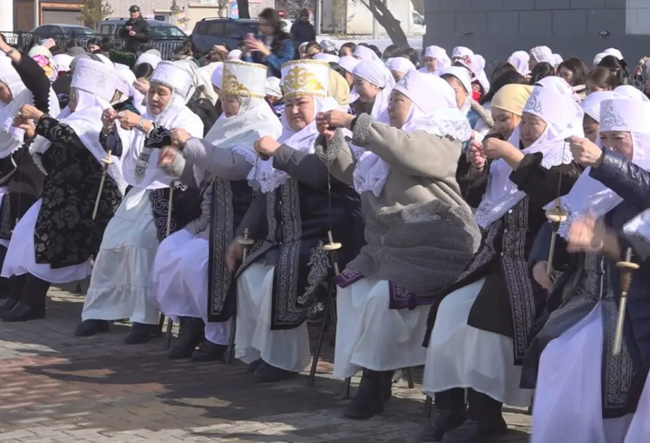 Qazaxıstanda fləş-mob: 500 qadın qədim ipəyirmə sənətini nümayiş etdirdi