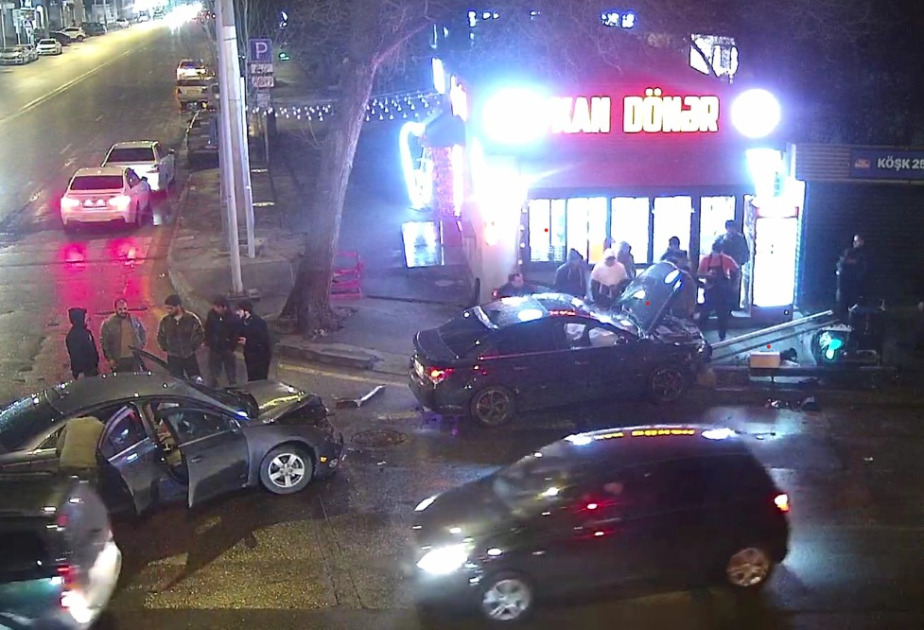 Bakıda qəza nəticəsində svetofor yararsız vəziyyətə düşüb