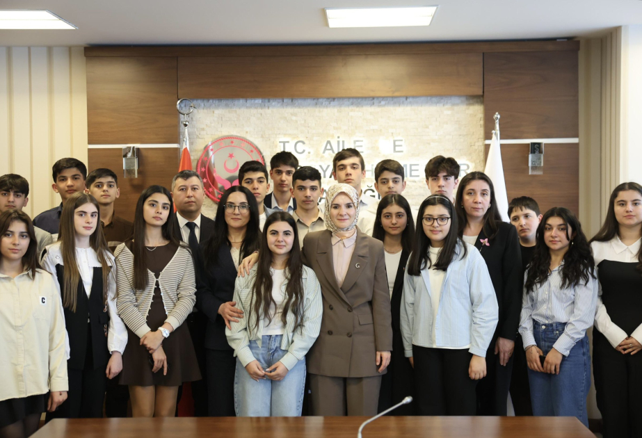 Türkiyənin ailə və sosial xidmətlər naziri Qarabağ müharibəsi şəhidlərinin övladları ilə görüşüb