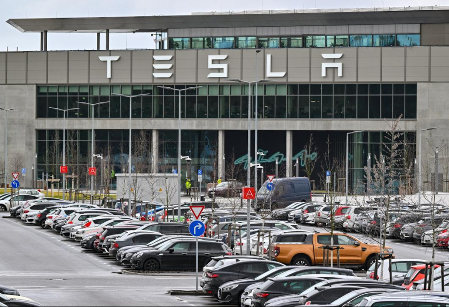 Automobilwirtschaft: Branchenverband ACEA: Tesla-Verkäufe in Europa seit Jahresbeginn halbiert