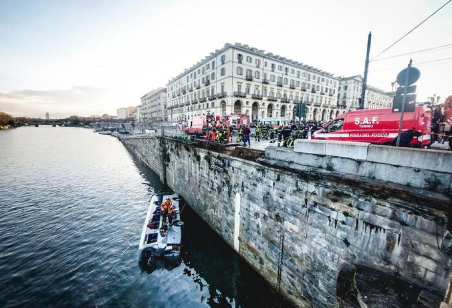 Turində turist avtobusu çaya aşıb, ölən var