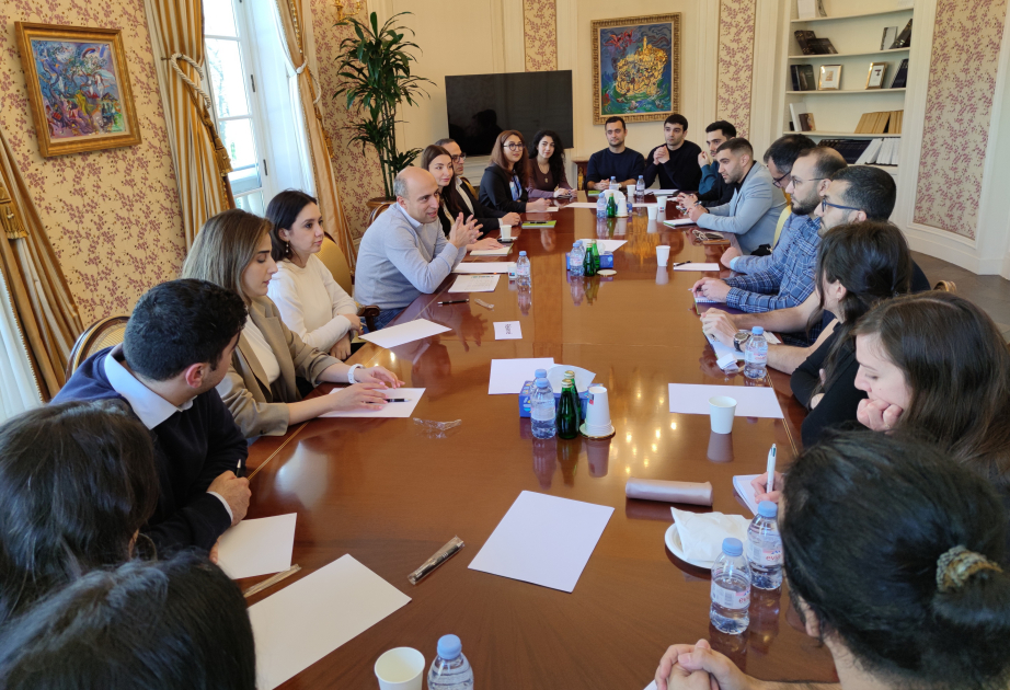 Se celebra en París una reunión con estudiantes de doctorado azerbaiyanos que estudian en Europa