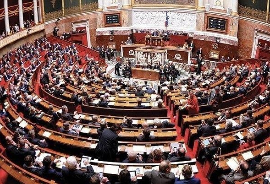 “Əyilməz Fransa” partiyası VI Respublikaya keçmək üçün Təsis Məclisinin çağırılmasına dair petisiyaya başlayıb