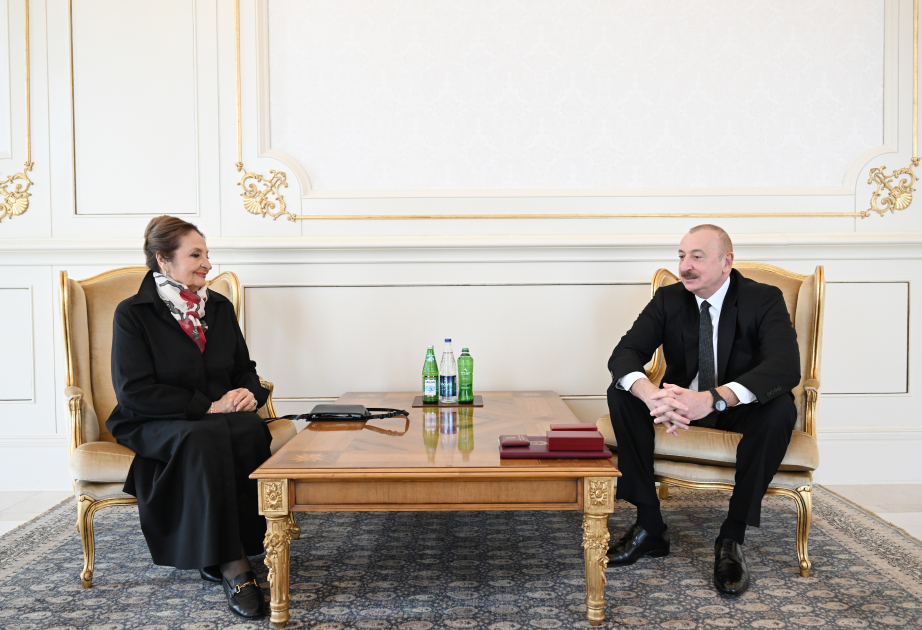 Präsident Ilham Aliyev überreicht Schafiga Mammadova Unabhängigkeitsorden  AKTUALISIERT VIDEO