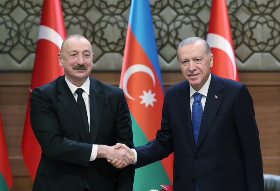 Los Jefes de Estado de Azerbaiyán y Türkiye mantienen una conversación telefónica