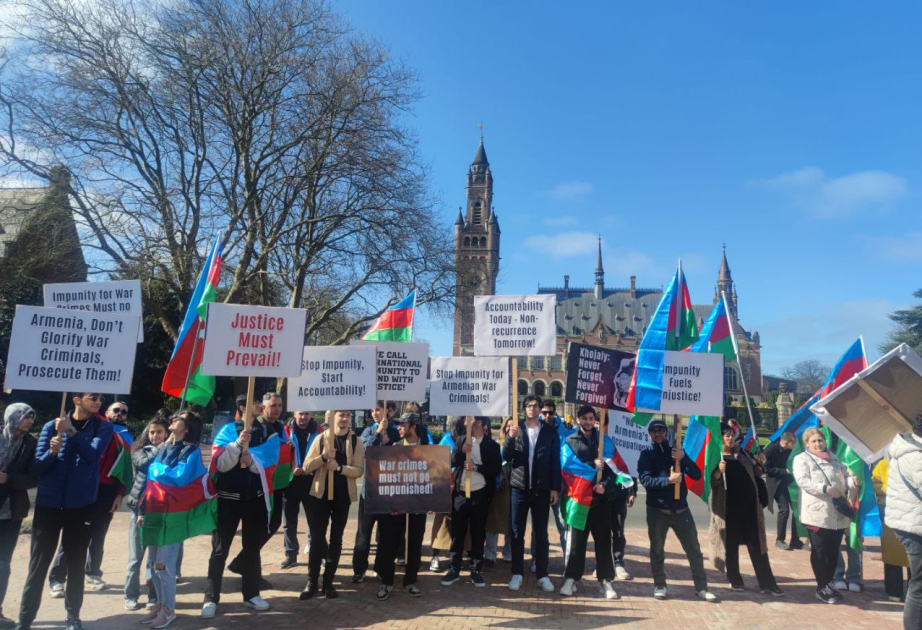 Los azerbaiyanos residentes en Europa se manifiestan frente al Palacio de la Paz en La Haya