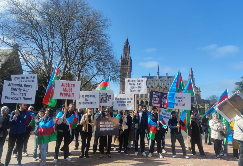Europäische Aserbaidschaner protestieren gegen Ungerechtigkeit vor dem Friedenspalast in Den Haag