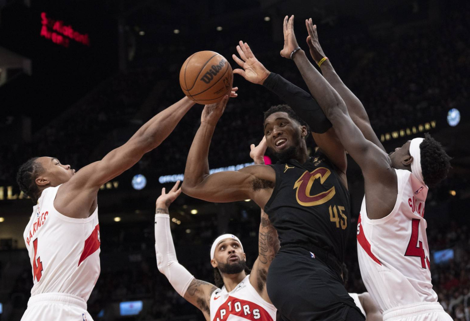Mitchell scores 27 points as Cleveland rallies past New York for 61st victory