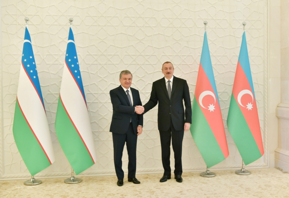 Präsident Shavkat Mirziyoyev telefoniert mit Präsident Ilham Aliyev
