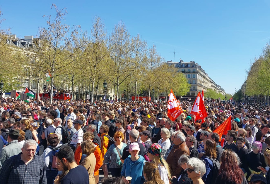 Paris: Fransada üç siyasi partiya bir-birinə qarşı etiraz nümayişi edib VİDEO