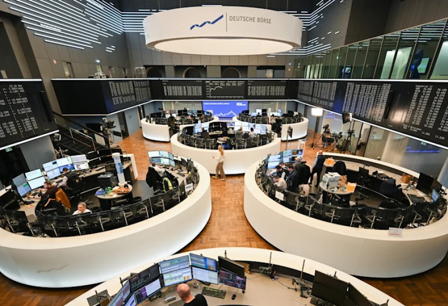 Индекс DAX Германии потерял 10 процентов стоимости в первый день недели
